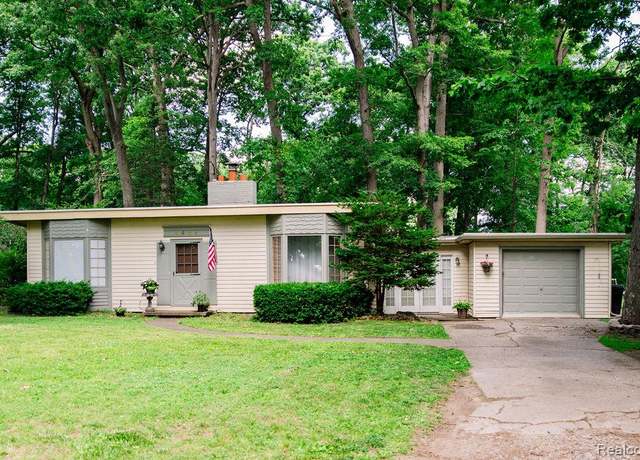 Property at 8494 Edgewood Park Dr. Dr, Commerce Twp, MI 48382, 5 beds, 1 bath
