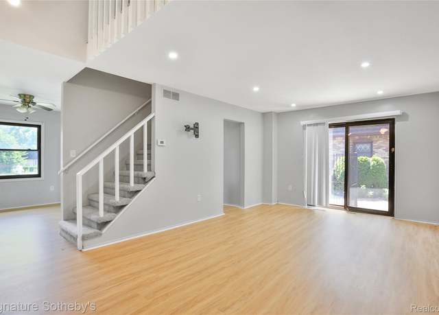 Property at 5025 Crooks Rd #42, Royal Oak, MI 48073, 2 beds, 1.5 baths