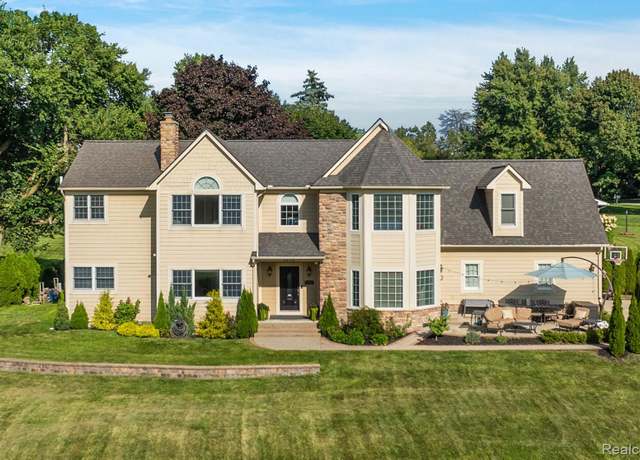 Property at 1370 Fieldway Dr, Bloomfield Hills, MI 48302, 5 beds, 4 baths