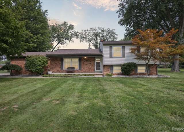 Property at 6233 Golfview Dr, Burton, MI 48509, 4 beds, 1.5 baths