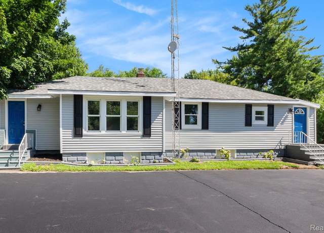 Property at 2105 Eberly Rd, Flint, MI 48532, 3 beds, 2 baths