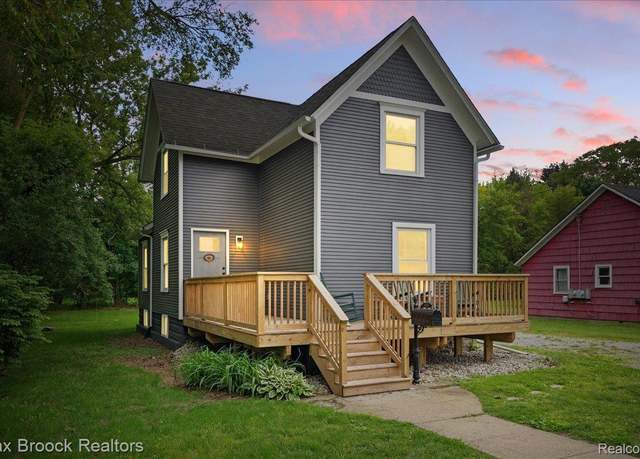 Property at 515 W Clinton St, Howell, MI 48843, 3 beds, 2 baths