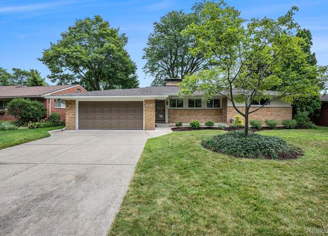 Property at 2120 Laurome Dr, Royal Oak, MI 48073, 3 beds, 2.5 baths