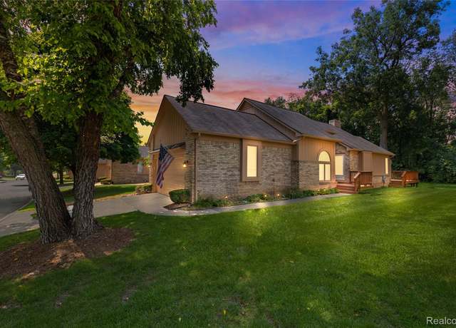 Property at 35213 Knollwood Ln, Farmington Hills, MI 48335, 2 beds, 2 baths