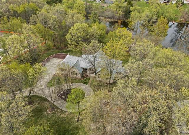 Property at 9997 Applegate Ln, Brighton Township, MI 48114, 5 beds, 5 baths