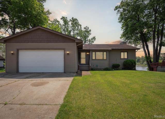 Property at 88 W Peterson Dr, Brighton, MI 48114, 3 beds, 2.5 baths