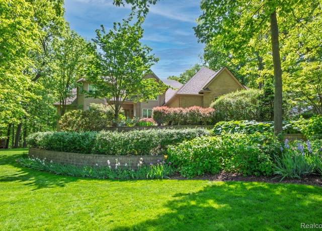 Property at 3587 Woodridge Dr, Howell, MI 48843, 5 beds, 5 baths