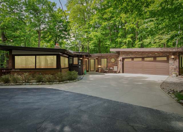 Property at 27030 Edgemoor St, Farmington Hills, MI 48334, 3 beds, 2.5 baths