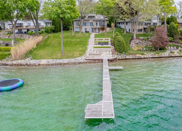 Property at 15284 Bealfred Dr, Fenton, MI 48430, 5 beds, 3.5 baths