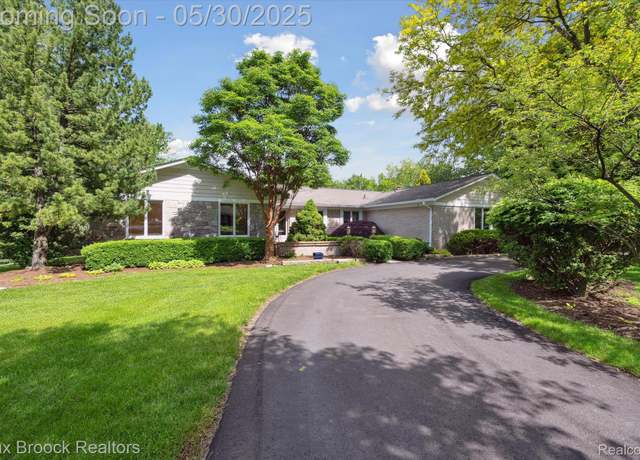 Property at 4335 Queens Way, Bloomfield Hills, MI 48304, 4 beds, 3.5 baths