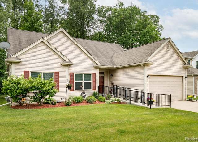 Property at 1156 Fairway Dr, Pontiac, MI 48340, 3 beds, 2 baths