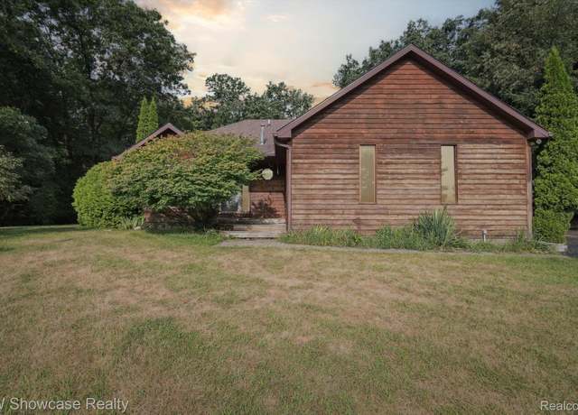 Property at 11858 Earl St, Putnam Township, MI 48169, 5 beds, 3 baths