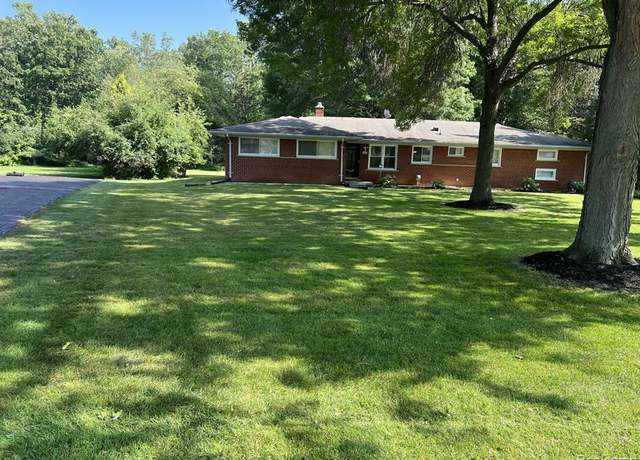 Property at 28064 E Kalong Cir, Southfield, MI 48034, 3 beds, 2 baths