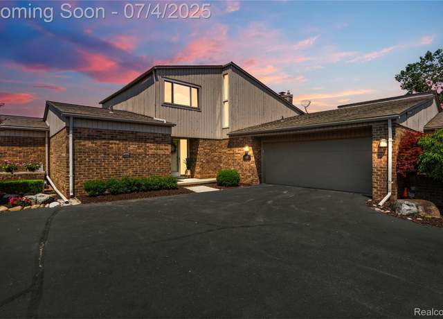 Property at 938 Brookwood Ln E, Rochester, MI 48309, 3 beds, 2.5 baths