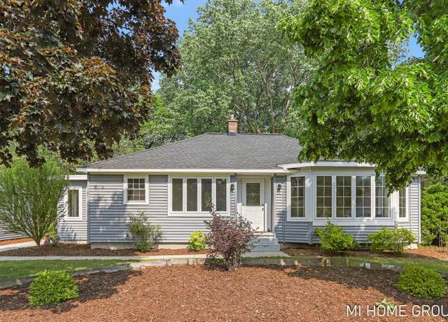 Property at 2494 Ashbourne Dr, Holland, MI 49424, 3 beds, 2 baths