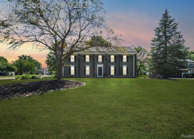 Property at 5015 Langlewood Dr, West Bloomfield Charter Township, MI 48322, 4 beds, 2.5 baths