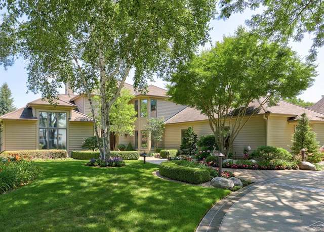 Property at 210 Golfview Dr, Saginaw, MI 48638, 4 beds, 4.5 baths