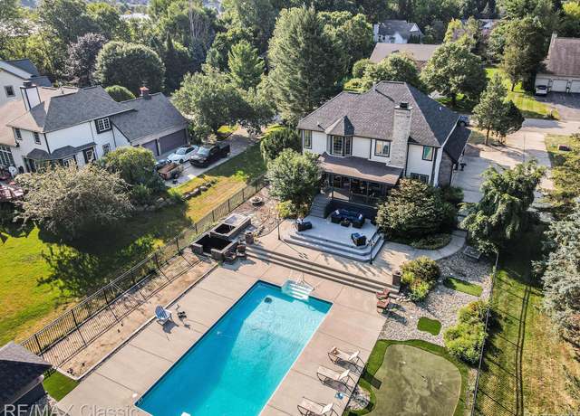 Property at 4020 Pine Ridge Ct, Fenton, MI 48430, 4 beds, 2.5 baths