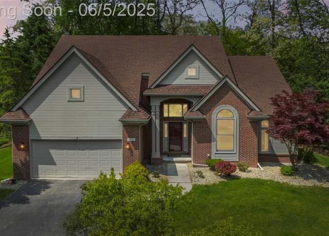 Property at 4610 Woodbine Cir, West Bloomfield, MI 48323, 3 beds, 2.5 baths