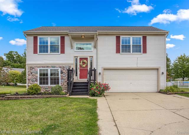 Property at 886 Millerway Dr, Fenton, MI 48430, 3 beds, 2 baths
