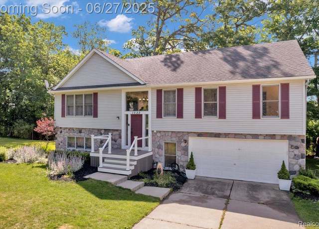 Property at 1522 Oregon Ct, Waterford, MI 48327, 3 beds, 3 baths