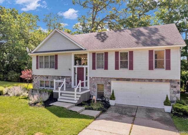 Property at 1522 Oregon Ct, Waterford, MI 48327, 3 beds, 3 baths