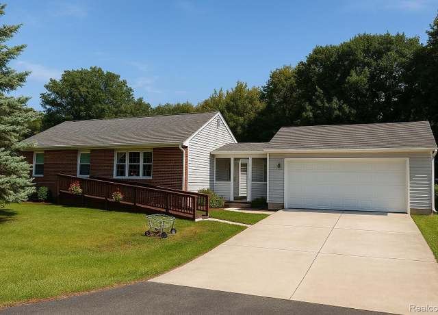 Property at 150 University Dr, Howell, MI 48843, 3 beds, 2 baths