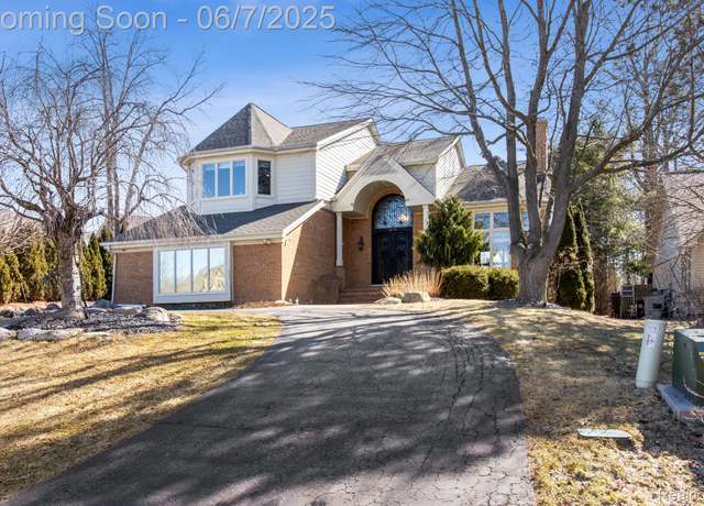 Property at 1079 Forest Bay Dr, Waterford, MI 48328, 3 beds, 2.5 baths