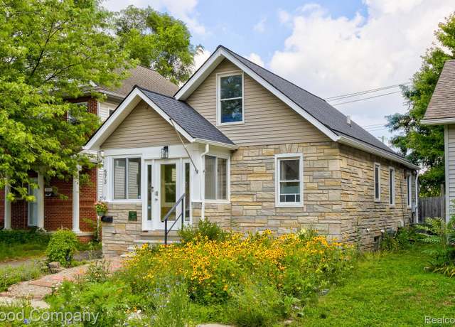 Property at 573 E Oakridge St, Fenton, MI 48220, 3 beds, 1.5 baths