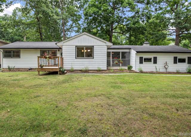 Property at 1453 Woodlow St, Waterford Charter Township, MI 48328, 3 beds, 2 baths