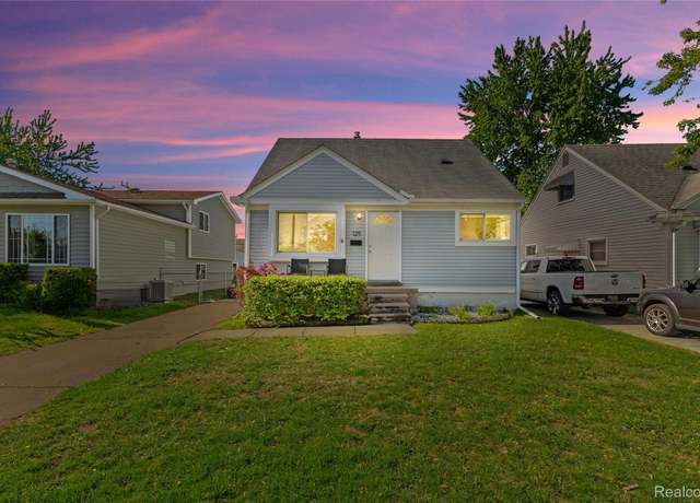 Property at 125 Tecumseh St, Clawson, MI 48017, 3 beds, 1 bath