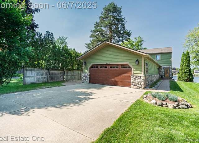 Property at 2200 Fernlock Dr, Oxford, MI 48371, 3 beds, 2.5 baths