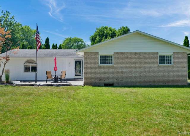 Property at 2441 Berberovich Dr, Saginaw, MI 48603, 4 beds, 2 baths
