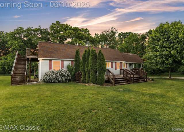 Property at 917 Middle Rd, Highland, MI 48357, 4 beds, 3 baths