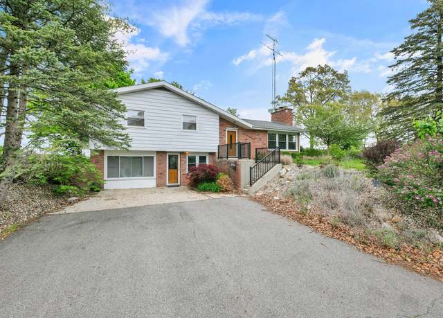 Property at 27234 Curtis Dr, Edwardsburg, MI 49112, 3 beds, 1.5 baths