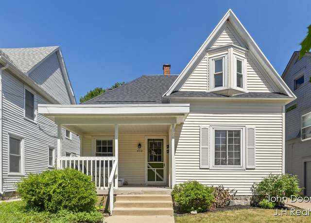 Property at 454 Norwood Ave SE, Grand Rapids, MI 49506, 3 beds, 2 baths
