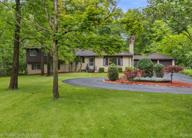 Property at 29866 Woodland Dr, Southfield, MI 48034, 5 beds, 2.5 baths