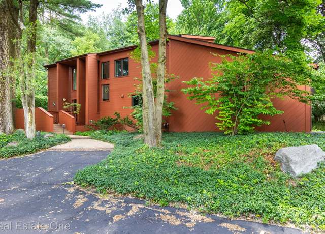 Property at 5896 Seville Cir, Orchard Lake, MI 48324, 5 beds, 4 baths