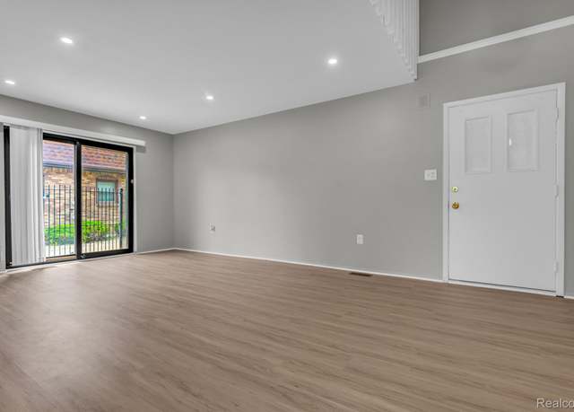 Property at 5025 Crooks Rd #42, Royal Oak, MI 48073, 2 beds, 1.5 baths