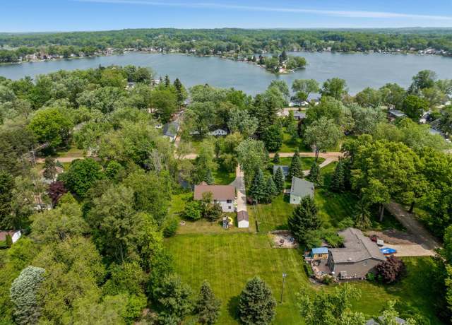 Property at 2160 Dean Dr, Highland, MI 48356, 3 beds, 2.5 baths