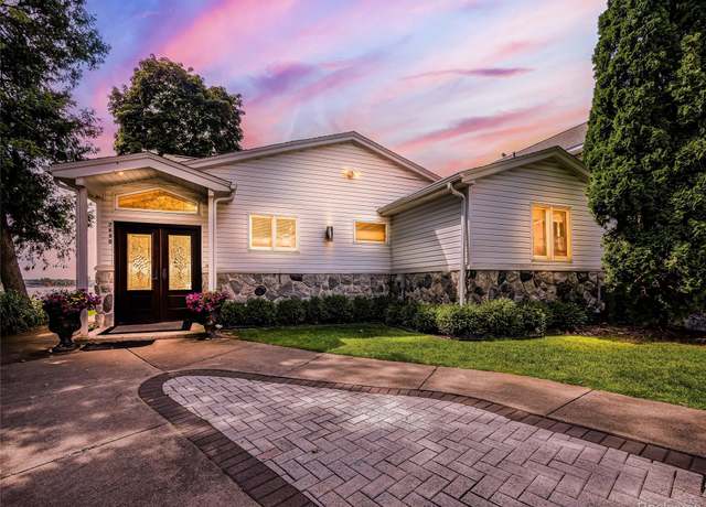 Property at 7660 Barnsbury Dr, West Bloomfield, MI 48324, 3 beds, 2.5 baths