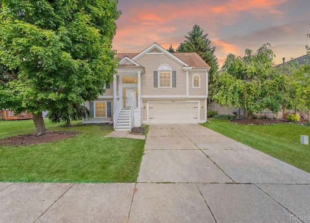 Property at 332 Lake Meadow Dr, Waterford, MI 48327, 3 beds, 2.5 baths