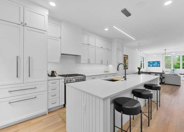 Property at 204 Boardman Ave, Traverse City, MI 49684, 2 beds, 2.5 baths