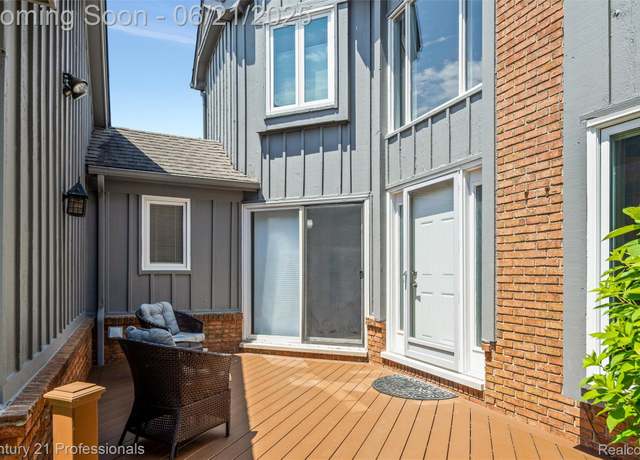 Property at 28508 Venice Cir, Farmington Hills, MI 48334, 2 beds, 3 baths