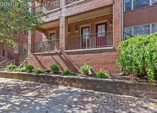 Property at 130 Tiffany Ln, Royal Oak, MI 48067, 3 beds, 2.5 baths