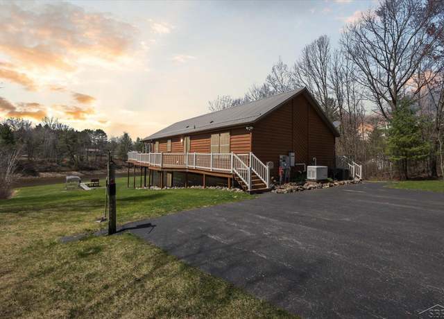 Property at 1595 Lakeshore Dr, Gladwin, MI 48624, 4 beds, 3 baths