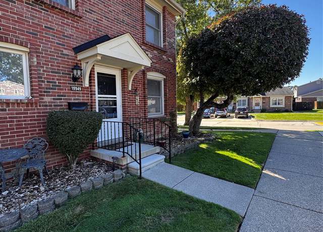 Property at 19949 Great Oak Circle Cir N, Clinton Charter Township, MI 48036, 2 beds, 1.5 baths