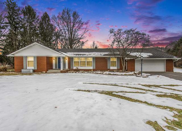 Property at 28895 Middle Crossing Rd, Dowagiac, MI 49047, 4 beds, 2.5 baths
