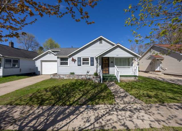 Property at 807 N Pine St, Evart, MI 49631, 3 beds, 1 bath