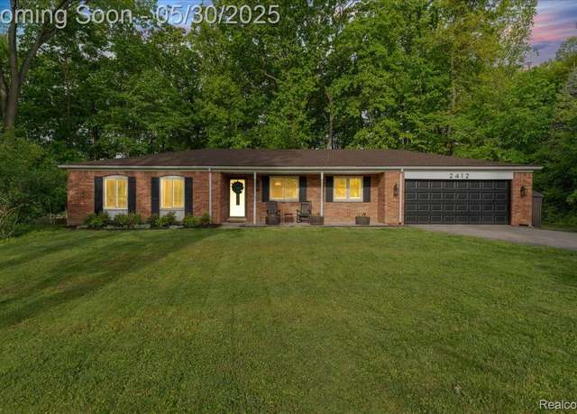 Property at 2412 Keylon Dr, West Bloomfield, MI 48324, 3 beds, 2 baths